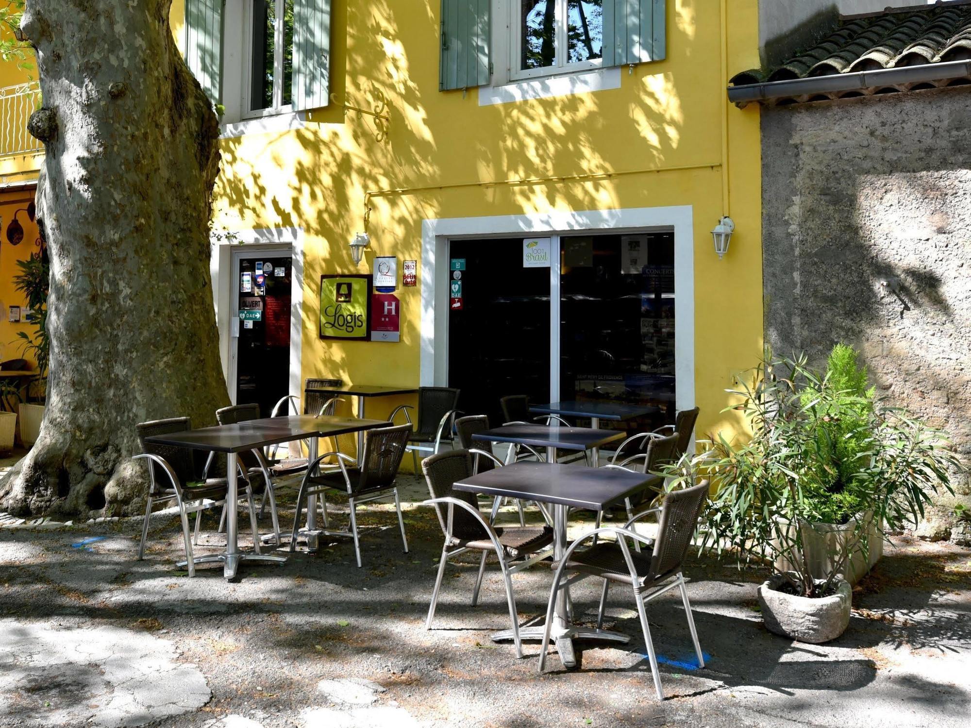 Logis Hotel De L'Etang Cucuron Exteriér fotografie