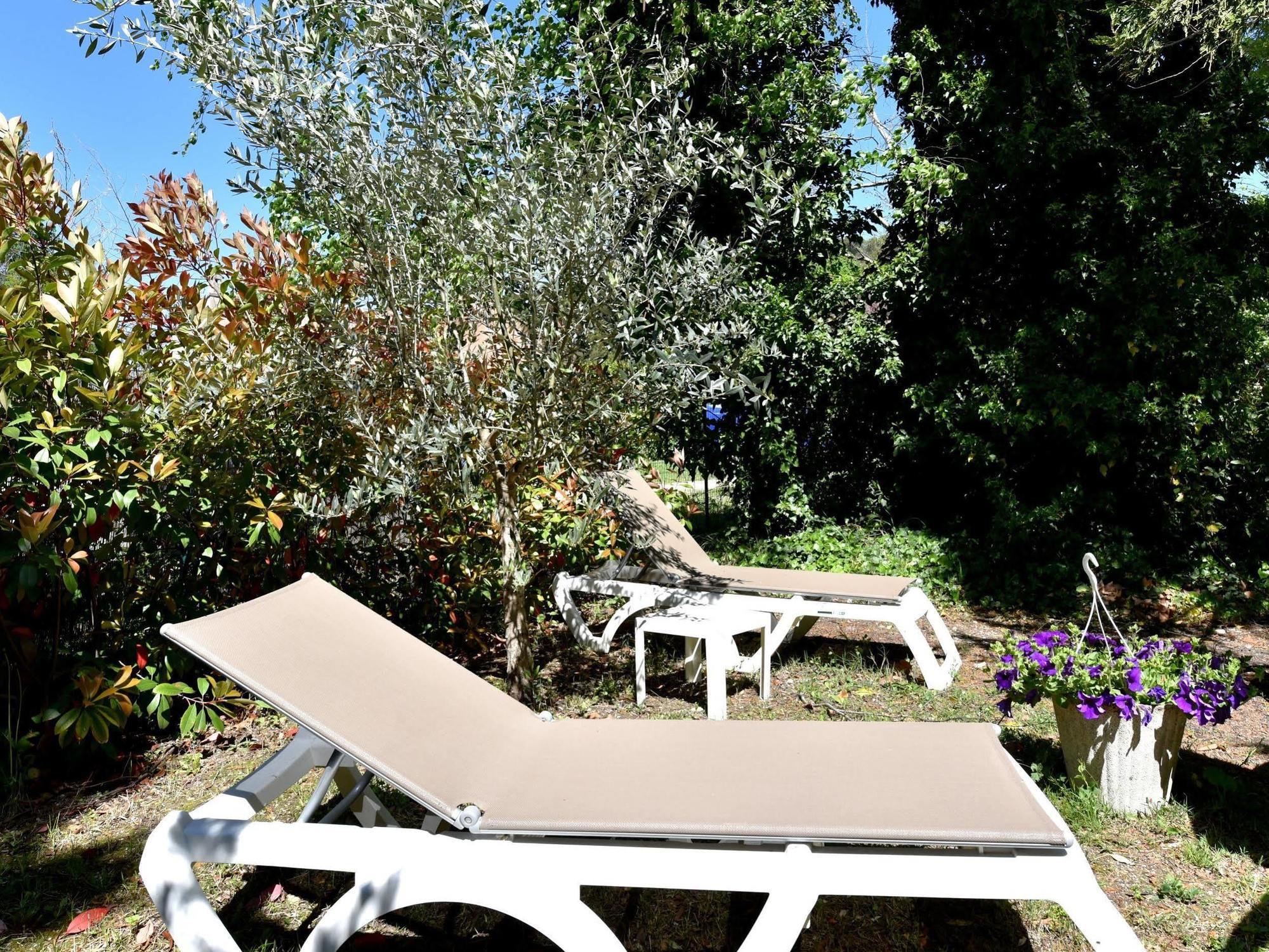Logis Hotel De L'Etang Cucuron Exteriér fotografie