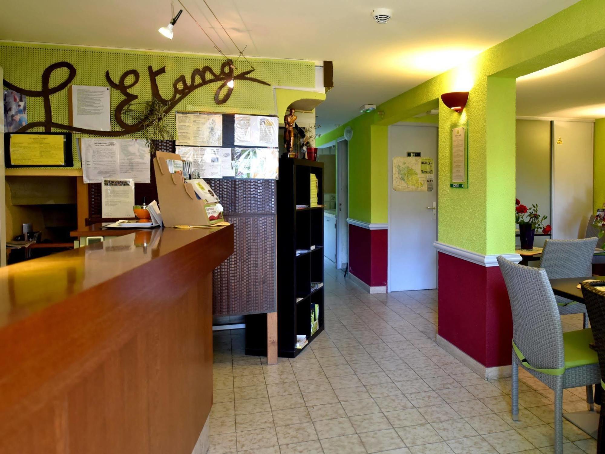 Logis Hotel De L'Etang Cucuron Exteriér fotografie