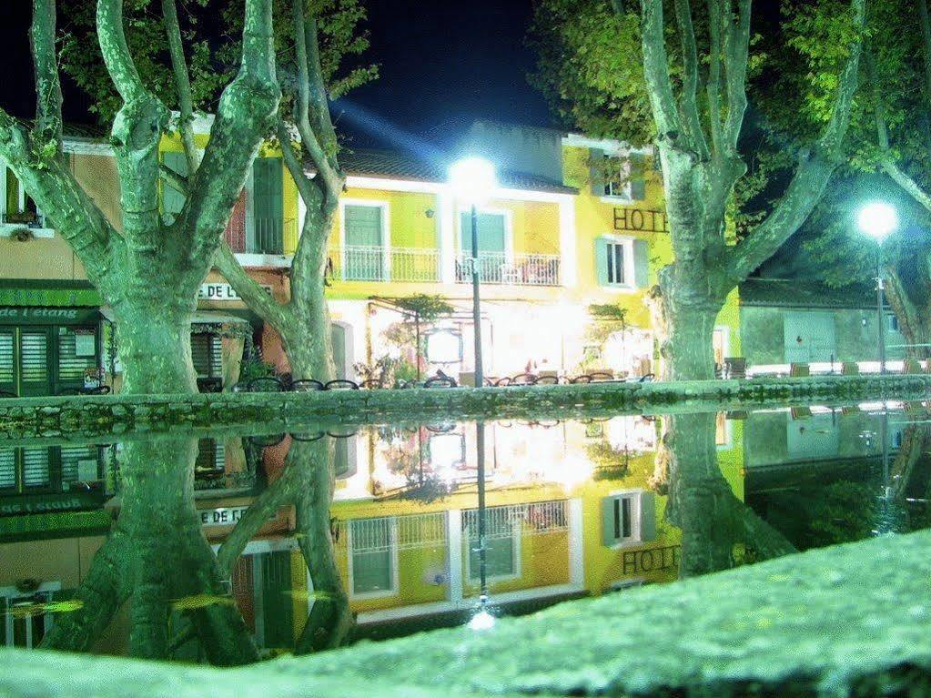 Logis Hotel De L'Etang Cucuron Exteriér fotografie